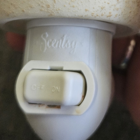 Scentsy Sand Beach Seashell Plug In & Mochadoodle & Caramel Sugar Cone Melts - Picture 2 of 9